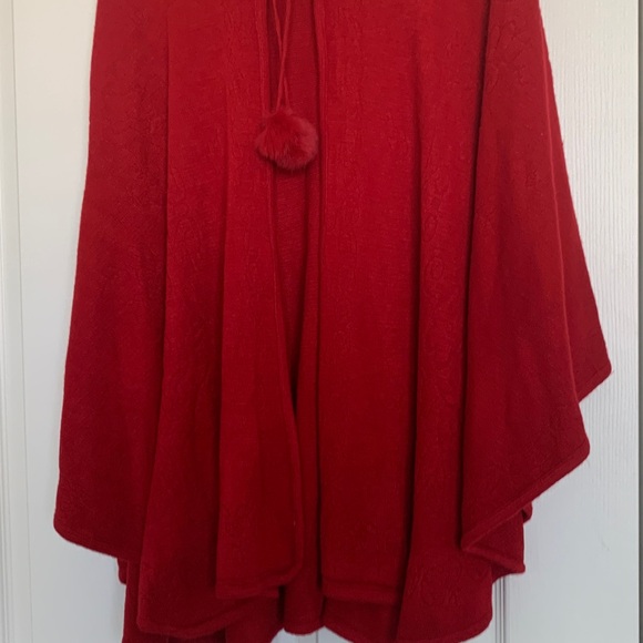 Red Cape - Picture 6 of 8